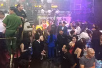 Hàng chục cô gái ăn mặc khêu gợi thác loạn trong quán bar ở TP HCM
