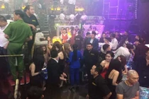 Hàng chục cô gái ăn mặc khêu gợi thác loạn trong quán bar ở TP HCM