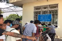 Hình ảnh CĐV Myanmar xếp hàng mua vé AFF Cup chẳng kém Việt Nam