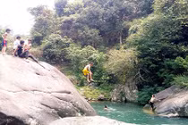 Thú vui nguy hiểm ngày hè của trẻ vùng cao