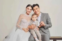 Mẫu Tây mặc lại váy cưới kỉ niệm 2 năm ngày cưới Dũng "gôn"