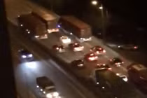 3 xe container dàn hàng ngang gây ùn tắc hàng km trên đường Hà Nội