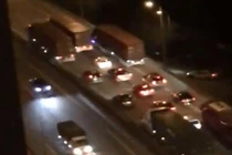 3 xe container dàn hàng ngang gây ùn tắc hàng km trên đường Hà Nội