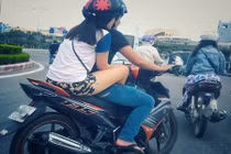 Choáng váng với những dáng ngồi kiểu "bố đời"