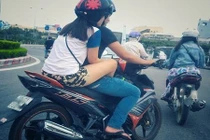 Choáng váng với những dáng ngồi kiểu "bố đời"