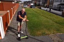 Bị kiện vì cắt cỏ, sơn hàng rào trước cửa nhà mình