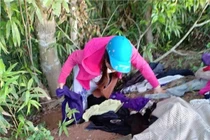 Bức xúc nhóm phụ nữ xin quần áo từ thiện rồi chọn đồ đẹp để bán