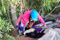 Bức xúc nhóm phụ nữ xin quần áo từ thiện rồi chọn đồ đẹp để bán