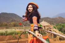 “Thánh nữ tam giác mạch” khoe ảnh mặc đồ dân tộc cực xinh