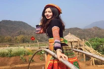 “Thánh nữ tam giác mạch” khoe ảnh mặc đồ dân tộc cực xinh