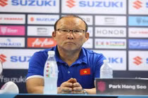 HLV đội tuyển Việt Nam dành chiếc cúp danh giá cho toàn bộ người dân