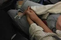 Nắm tay người lạ trên máy bay, nam thanh nữ tú FA bất ngờ "thoát ế"