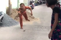 Phì cười trước cảnh các mẹ, các dì chơi “tạt lon” máu lửa