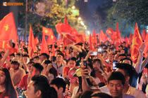 Người dân Hà Nội “xuyên đêm” mừng Olympic Việt Nam vào bán kết ASIAD 2018