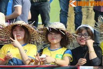 Gái xinh thành Vinh đội nắng 38 độ cổ vũ cho đội nhà