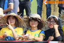 Gái xinh thành Vinh đội nắng 38 độ cổ vũ cho đội nhà