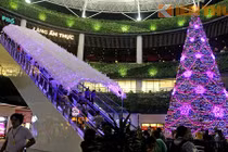 Lượn phố Hà Nội tràn đầy màu sắc lễ Giáng sinh