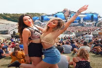 Đại nhạc hội EDM “Tomorrowland” có gì khiến giới trẻ phấn khích?