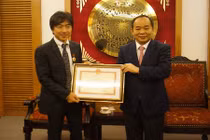 HLV Toshiya Miura nhận bằng khen trước khi về nước