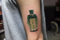 Chai "dầu gió quốc dân" và những hình xăm dụng cụ đáng yêu