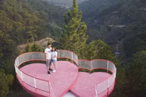 Đến cầu trái tim đôi ở Đà Lạt không còn sợ lời nguyền "đi hai về một"