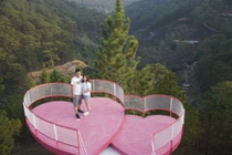 Đến cầu trái tim đôi ở Đà Lạt không còn sợ lời nguyền "đi hai về một"