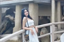 Chăm diện đồ khoe eo thon, bạn gái Đoàn Văn Hậu ngày càng nuột nà