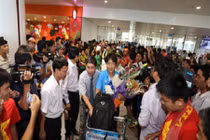 U23 Việt Nam trở về trong vòng vây của hàng trăm fan