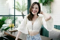 Loạt mỹ nữ Thái đua nhau khoe eo con kiến với áo croptop