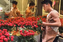 Xuất hiện “trai bán hoa” khiến chị em ùn ùn kéo đến cửa hàng 