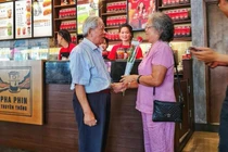 Tan chảy với hình ảnh tình yêu “ông bà anh” ngày 8/3