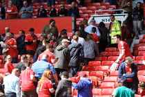 Sự thật về vật lạ bị nhầm là bom trên sân Old Trafford