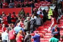 Sự thật về vật lạ bị nhầm là bom trên sân Old Trafford