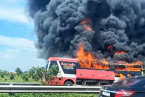 Video: Xe khách bốc cháy ngùn ngụt, hành khách kịp tháo chạy