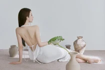 Mặc váy yếm mỏng manh, hot girl Tứ Xuyên khoe thân hình tuyệt tác