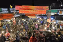 Bất chấp thời tiết, người dân “chen chân” mua sắm tại “vựa hoa” Hà Nội