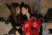 Cặp đồng tính nữ hot nhất cõi mạng phát "cẩu lương" gây bão 