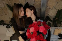 Cặp đồng tính nữ hot nhất cõi mạng phát "cẩu lương" gây bão 