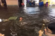 Hà Nội biến thành sông, dân mạng thích thú nghịch nước