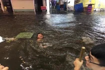 Hà Nội biến thành sông, dân mạng thích thú nghịch nước