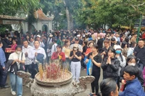 Hàng vạn người dân đổ về Đền Hùng dâng hương trong ngày đầu nghỉ lễ