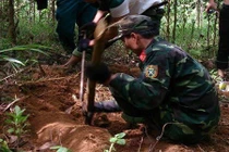 Gia chủ phát hiện 3 quả bom trong vườn nhà khi làm vườn