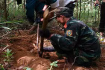 Gia chủ phát hiện 3 quả bom trong vườn nhà khi làm vườn