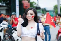 Xuất hiện cổ vũ U23 Việt Nam, hot girl World Cup làm sáng cả khán đài