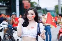 Xuất hiện cổ vũ U23 Việt Nam, hot girl World Cup làm sáng cả khán đài