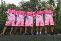 Đội bóng nam "yêu màu hồng" khiến ai cũng phải cười