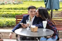 "Bóng hồng" hôn má Lệ Rơi gây đồn đoán 