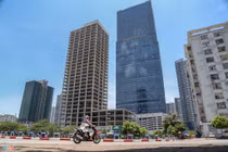 Nằm trên đất vàng Thủ đô, tháp nghìn tỷ bị bỏ hoang, cỏ dại mọc um tùm