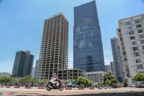 Nằm trên đất vàng Thủ đô, tháp nghìn tỷ bị bỏ hoang, cỏ dại mọc um tùm