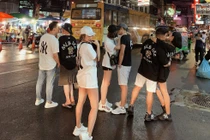 Đi du lịch cùng 3 cặp đôi yêu nhau, hot girl dù bị ra rìa vẫn tỏa sáng